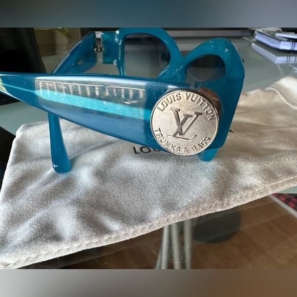 Authentic Luis Vuitton blue sunglasses Great condition. Barely worn! - Picture 3 of 5